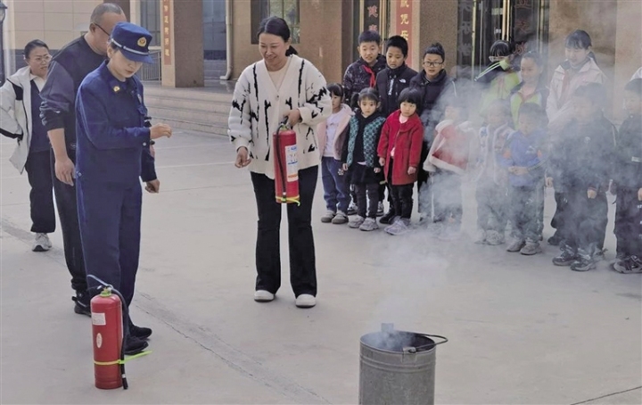         近日，白銀區(qū)第十五小學(xué)聯(lián)合工農(nóng)路街道西銅社區(qū)開展“全民消防 生命至上”消防宣傳月主題活動，邀請白銀區(qū)消防救援大隊官兵為全體師生進(jìn)行消防知識宣傳，加強了學(xué)校的安全教育工作，為創(chuàng)建“平安和諧校園”奠定了良好的基礎(chǔ)。 十五小供稿